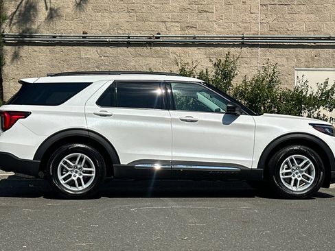 Certified 2025 Ford Explorer Active RWD image 2