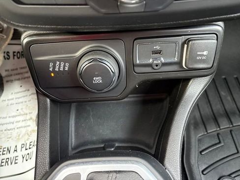 Used 2023 Jeep Renegade Latitude AWD/4WD image 17