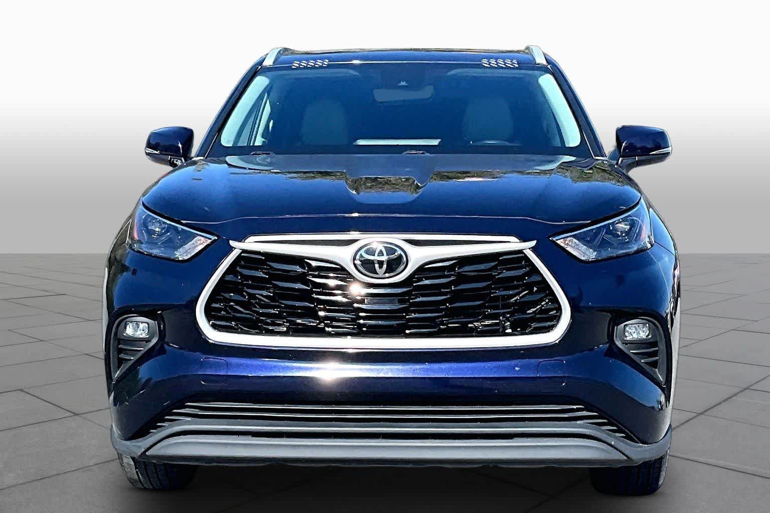 Used 2023 Toyota Highlander XLE FWD image 4