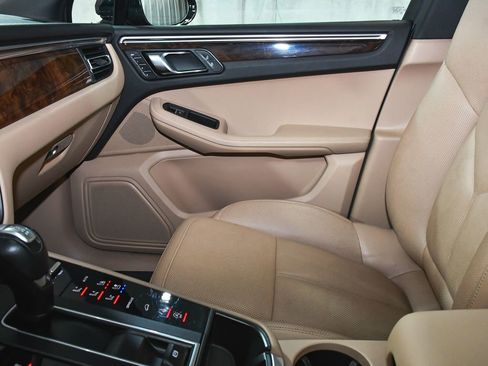 Used 2023 Porsche Macan AWD/4WD image 40