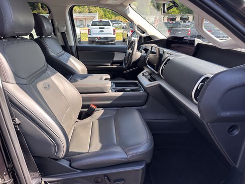 Used 2025 Ford Expedition Active AWD/4WD image 14