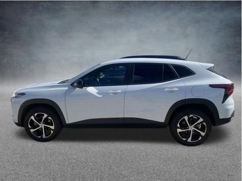 Used 2024 Chevrolet Trax RS FWD image 2