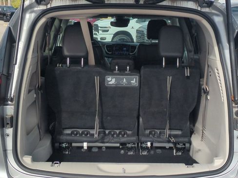 Certified 2021 Chrysler Pacifica Touring-L image 12