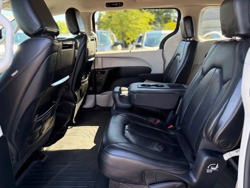 Used 2018 Chrysler Pacifica Touring-L Plus FWD image 15