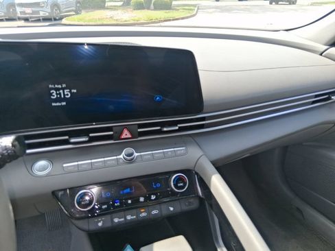 Used 2023 Hyundai Elantra SEL w/ Convenience Package FWD image 14