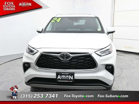 Used 2024 Toyota Highlander Platinum image 3