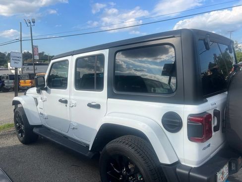 Used 2023 Jeep Wrangler Unlimited Sahara w/ Cold Weather Group AWD/4WD image 3
