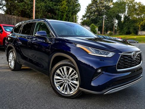 Used 2023 Toyota Highlander Platinum FWD image 1