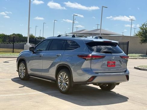 Used 2024 Toyota Highlander Platinum FWD image 4