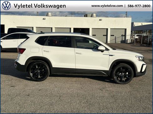 Certified 2023 Volkswagen Taos SE w/ Black Wheel Package image 2