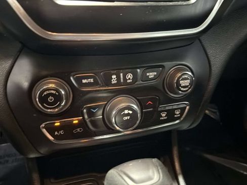 Used 2021 Jeep Cherokee Latitude FWD image 23