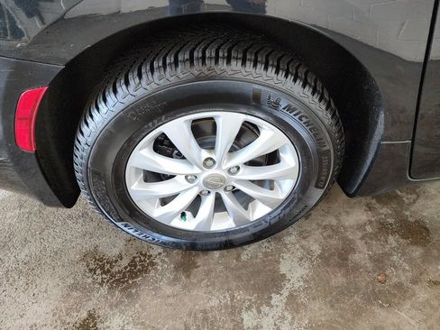 Used 2017 Chrysler Pacifica Touring-L FWD image 38