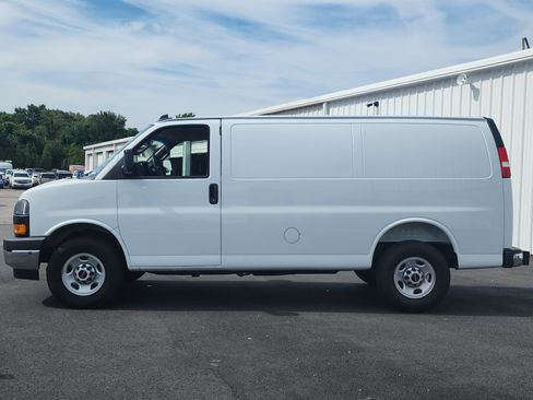 Used 2025 GMC Savana 2500 w/ Driver Convenience Package RWD image 2