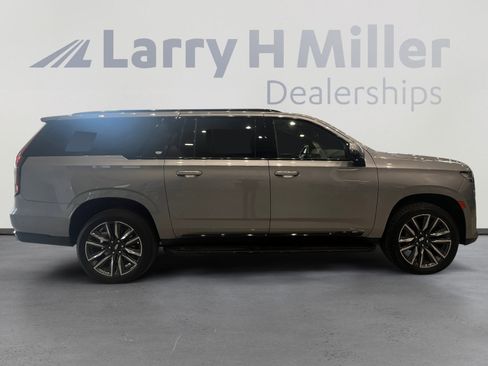 Used 2024 Cadillac Escalade ESV Sport AWD/4WD image 6