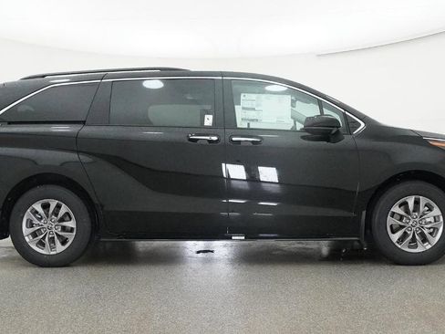 New 2026 Toyota Sienna XLE FWD image 11