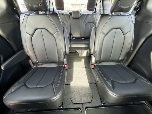 New 2026 Chrysler Pacifica Select image 15