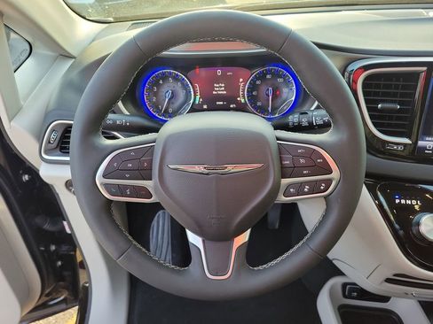 Used 2024 Chrysler Pacifica Touring-L image 13