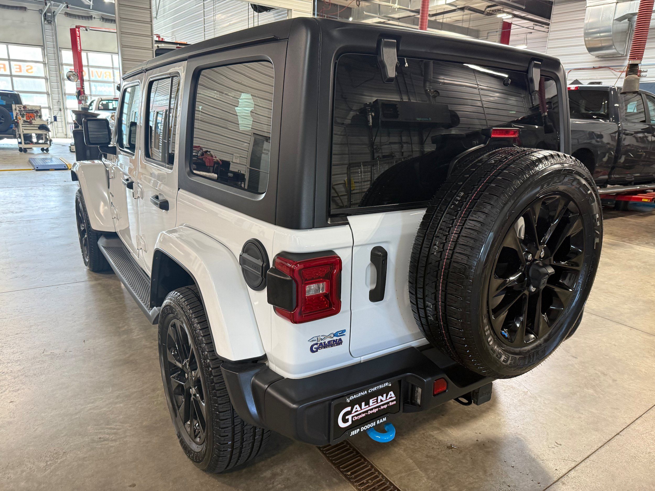 Used 2022 Jeep Wrangler Unlimited Sahara w/ Cold Weather Group AWD/4WD image 29
