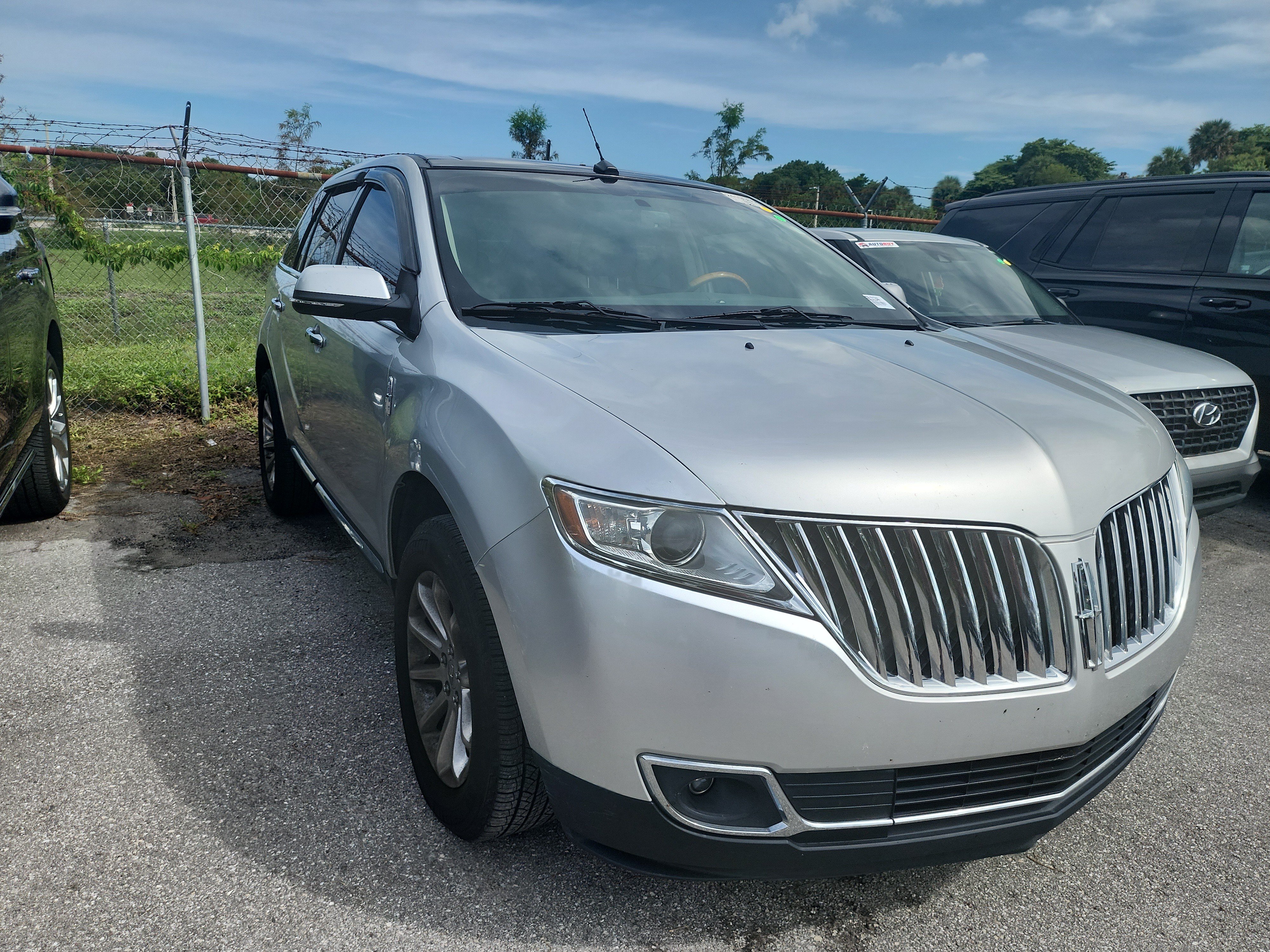 Used 2014 Lincoln MKX FWD w/ Equipment Group 102A image 3