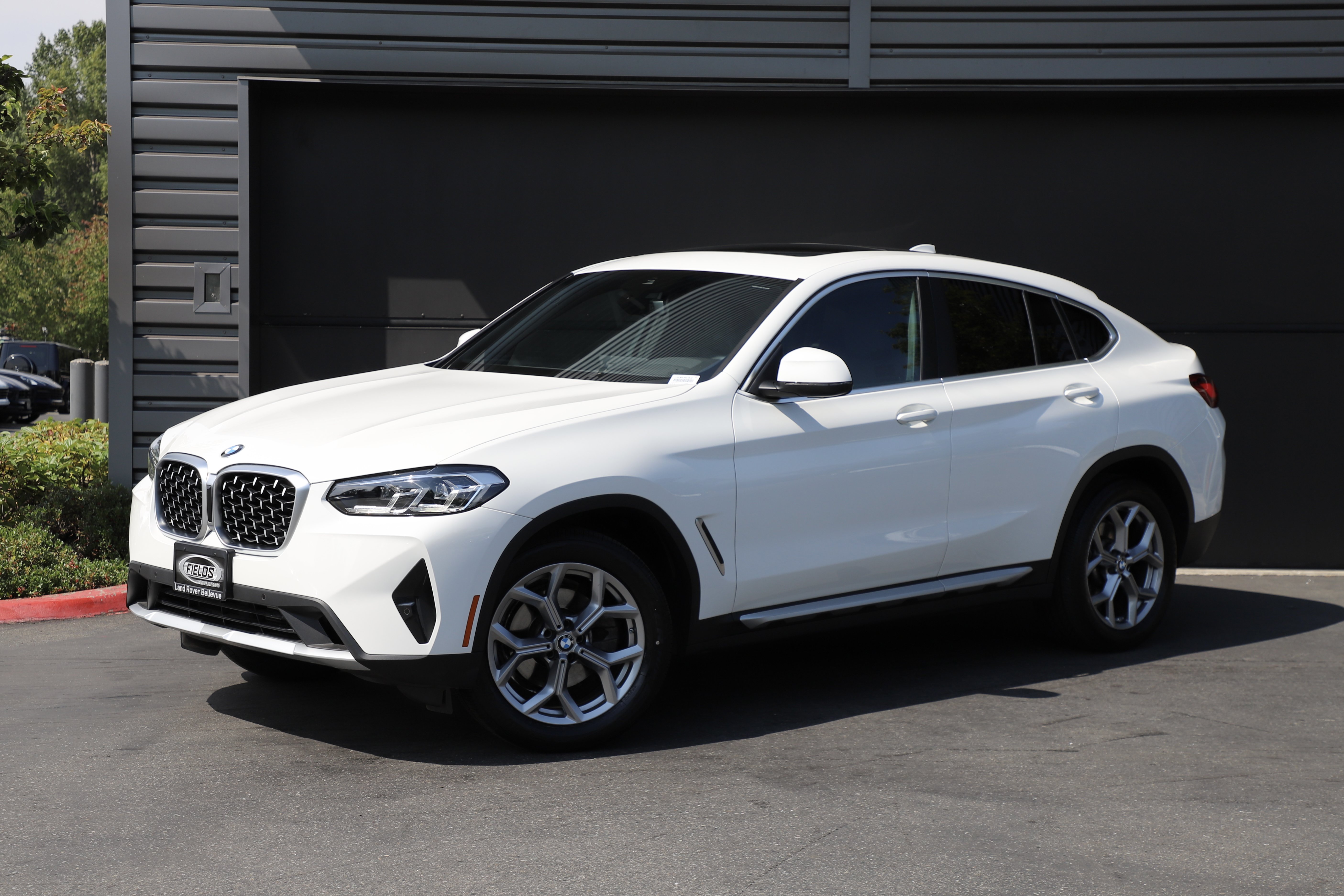 Used 2025 BMW X4 xDrive30i w/ Premium Package AWD/4WD image 1