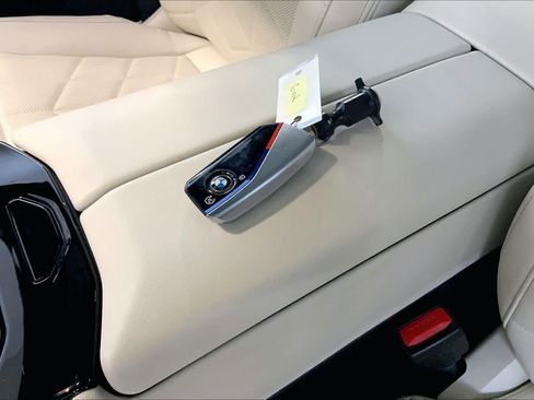 Used 2024 BMW i5 eDrive40i w/ Executive Package RWD image 13