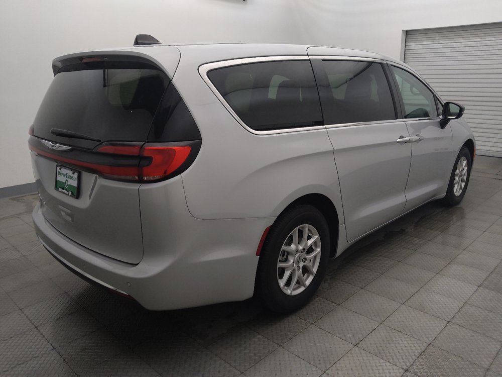 Used 2024 Chrysler Pacifica Touring-L FWD image 9