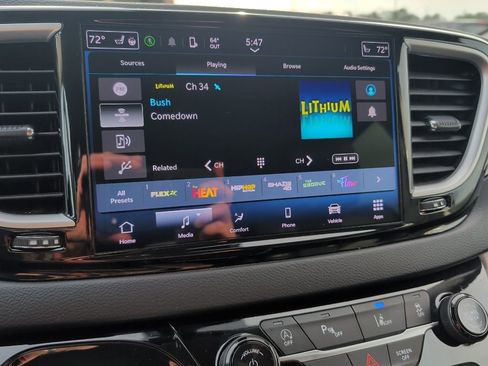 Used 2024 Chrysler Pacifica Touring-L image 28