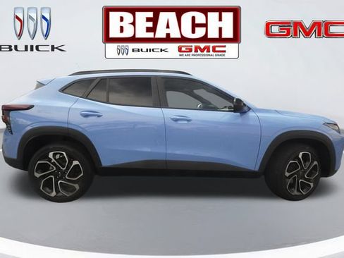 Used 2024 Chevrolet Trax RS w/ Sunroof Package FWD image 2