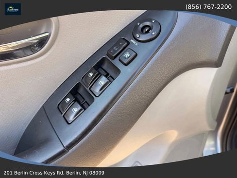 Used 2010 Hyundai Elantra GLS FWD image 17