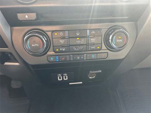 Used 2018 Ford F150 Lariat image 27