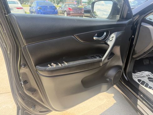 Used 2019 Nissan Rogue SV w/ Premium Package FWD image 17
