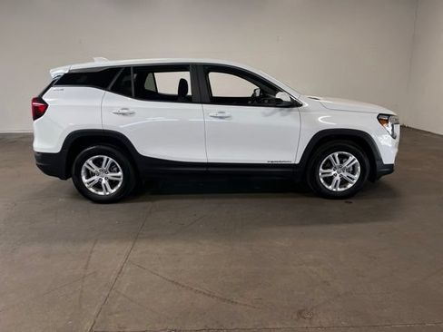 Used 2024 GMC Terrain SLE FWD image 2