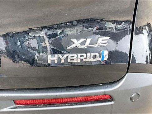 Used 2022 Toyota Sienna XLE w/ XLE Plus Package image 8
