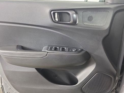 Used 2022 Hyundai Venue Limited image 33