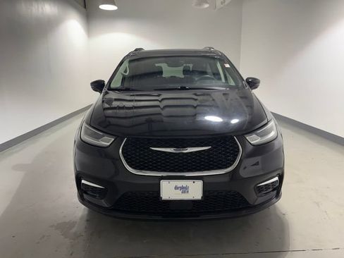 Used 2022 Chrysler Pacifica Touring-L FWD image 2