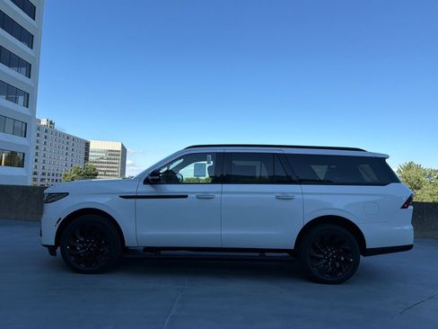 New 2026 Lincoln Navigator L Reserve w/ Jet Appearance Package AWD/4WD image 4