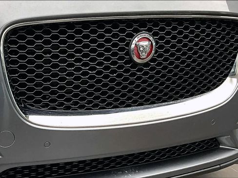 Used 2019 Jaguar F-PACE Premium image 62