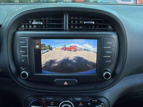 Used 2025 Kia Soul LX w/ LX Technology Package FWD image 22
