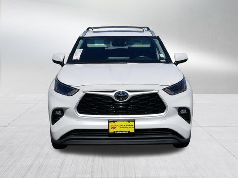 Used 2023 Toyota Highlander XLE AWD/4WD image 2