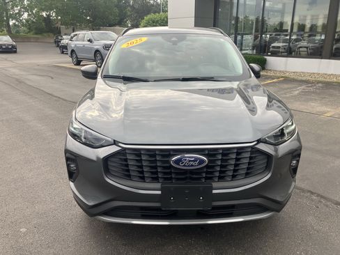 Used 2025 Ford Escape Platinum AWD/4WD image 2