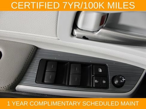 Used 2025 Toyota Sienna XLE FWD image 18