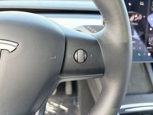 Used 2021 Tesla Model Y Long Range image 9