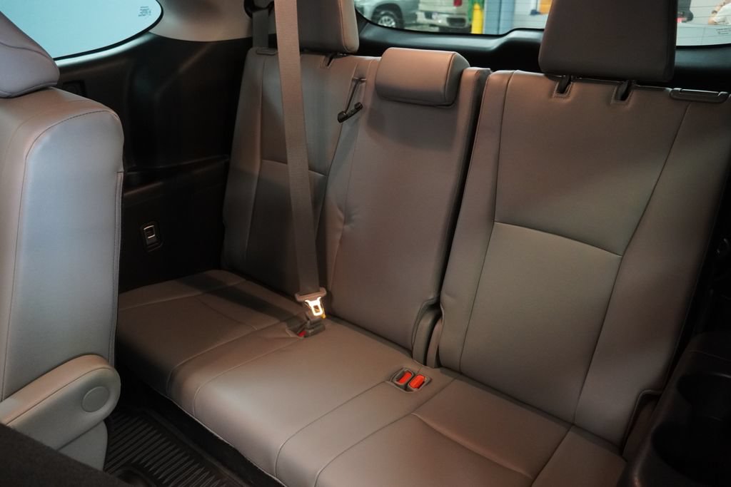 Used 2024 Toyota Highlander XLE AWD/4WD image 21