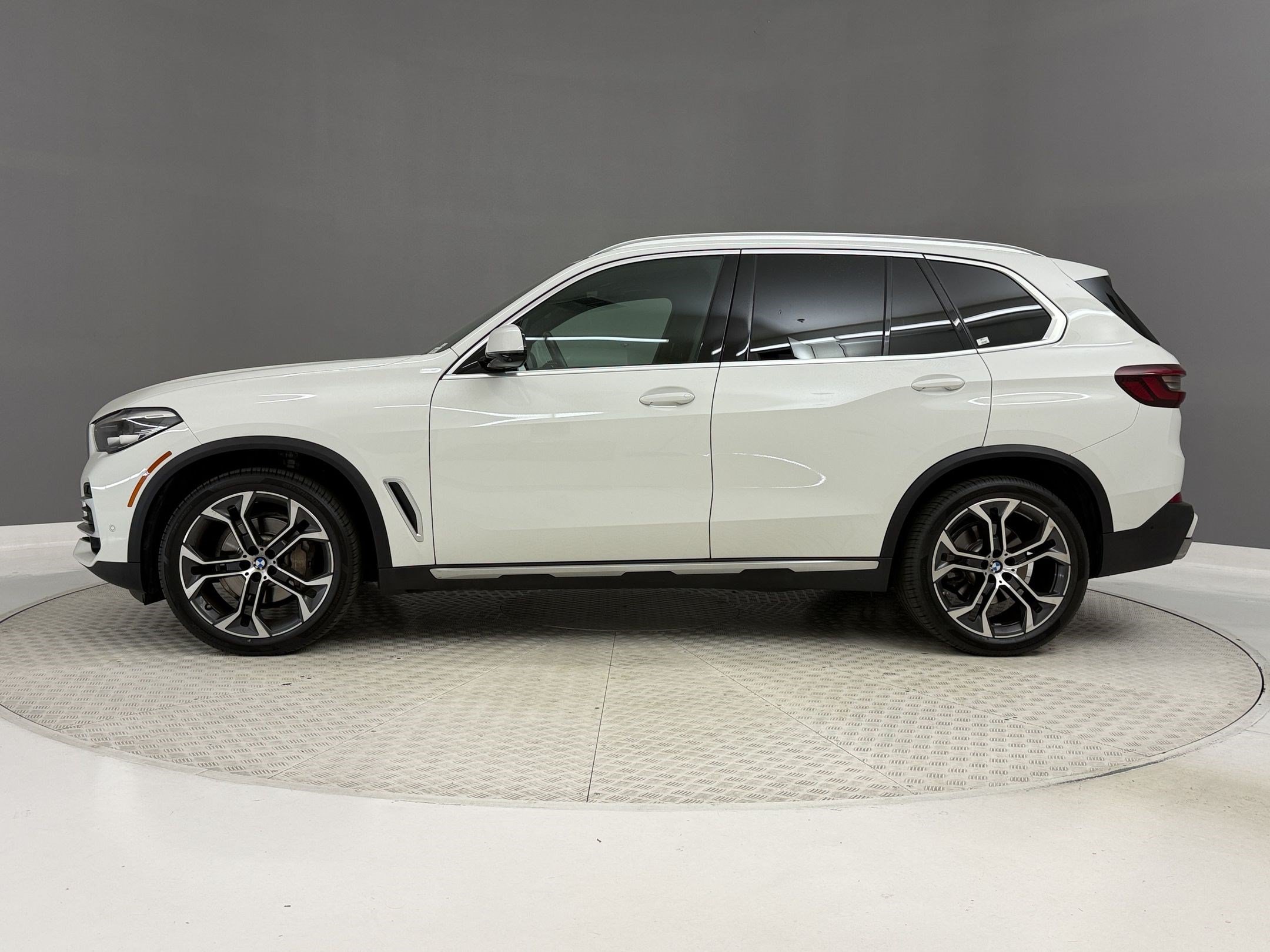 Used 2023 BMW X5 xDrive40i w/ Premium Package AWD/4WD image 2