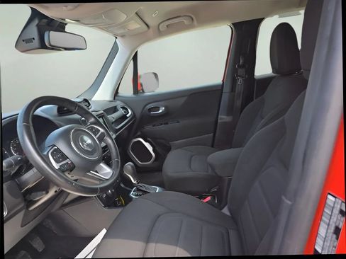 Used 2019 Jeep Renegade Latitude w/ Cold Weather Group AWD/4WD image 10