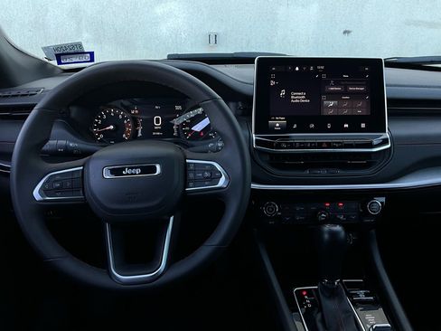 Used 2025 Jeep Compass Trailhawk image 13