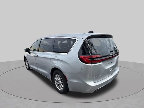 Used 2024 Chrysler Pacifica Touring-L FWD image 8