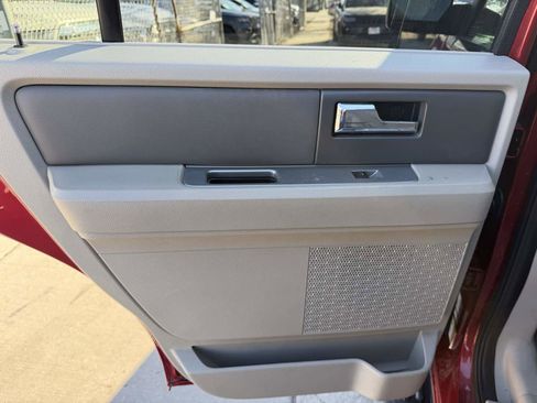 Used 2013 Ford Expedition XLT image 16