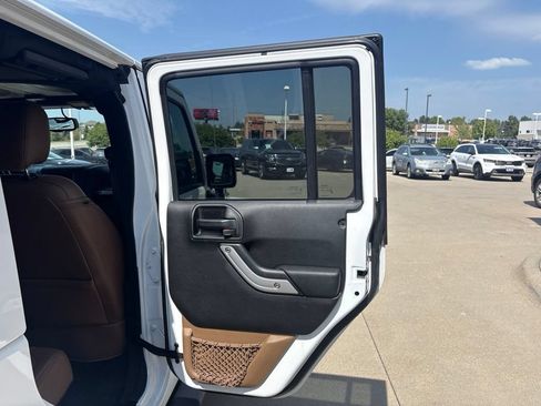 Used 2017 Jeep Wrangler Unlimited Sahara w/ Connectivity Group AWD/4WD image 24