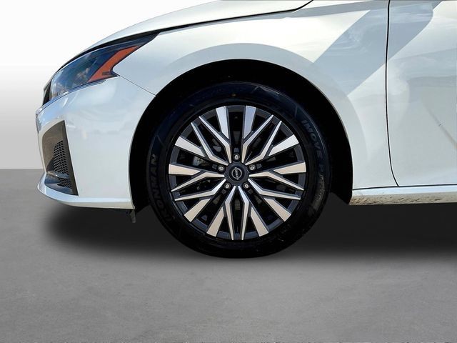 Used 2025 Nissan Altima 2.5 SV FWD image 32